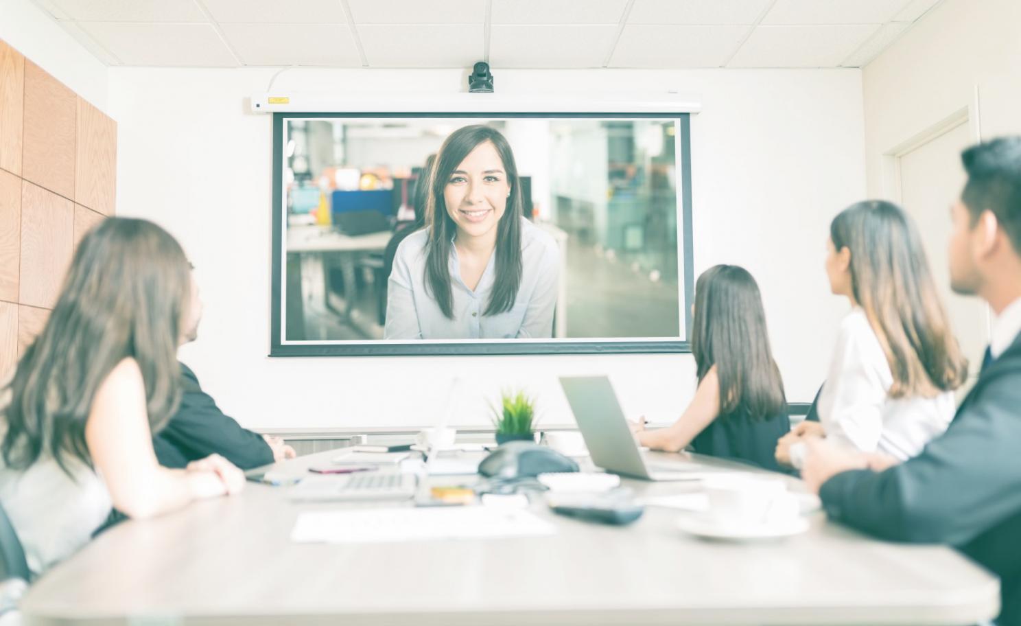 Espace de travail avec analyses financières et graphiques d'investissement