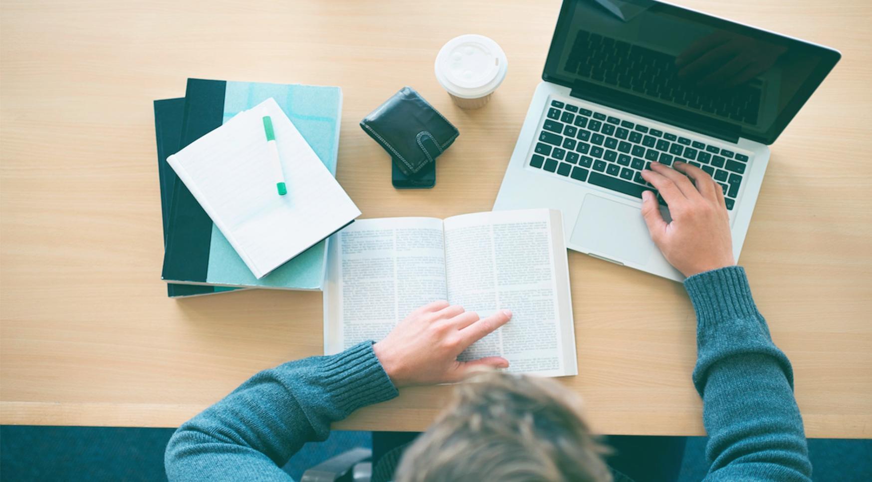 Analyse approfondie de données financières sur plusieurs écrans montrant des tendances de marché